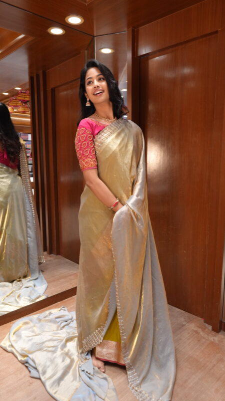 Classic Checks Handloom Saree with Rich Magenta and Gold Zari